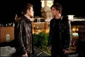 Dans la saison 1, o Stefan cache-t-il l'anneau de Damon ?