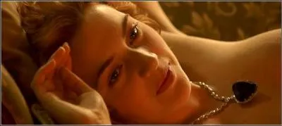 Sur le Titanic, qu'est-ce que Jack Dawson souhaite-t-il que Rose arbore pour qu'il la peigne dvtue ?