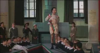 La vie n'tait pourtant pas si belle pour Guido Orefice. Qu'est-ce que ce dernier va exhiber devant toute une classe en se faisant passer pour un fasciste ?