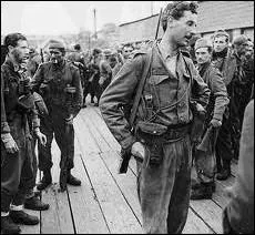 Elle est tonnante cette phrase :  Il tait le plus doux des hommes qui ait jamais sabord un bateau ou tranch une gorge  C'tait X, parlant de Y  Z. Qui sont ces X, Y et Z ?