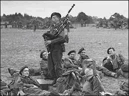 Un hros du dbarquement. Il a t remarqu de loin, malgr le bruit des combats ! Mais certains disent qu'il ne faisait que du  bruit  Entendez-vous ce musicien au bon endroit ?