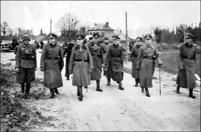 Qui fut le seul gnral allemand  avoir envisag comme possible un dbarquement en Normandie, ceci en vue du  Kriegsspiel  allemand du 6 juin. Il devait jouer le rle des allis ! Pour vous aider, il devait fter son 54e anniversaire le  Jour-J  !