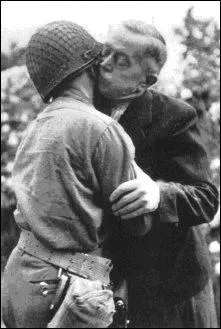 Maintenant, occupons-nous du film emblmatique du dbarquement,  Le jour le plus long . Qui tenait le rle du maire de Colleville-sur-Mer ? On le voit portant un casque ancien.