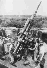 Malgr les risques, pour viter que les avions allis soient abattus par la DCA allie, le commandement dcida de faire peindre un signe de reconnaissance bien visible sur tous les avions. Quel est ce signe de reconnaissance ?