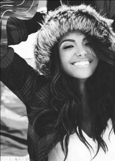 Qui aide Bonnie  ouvrir les cercueils (saison 3) ?