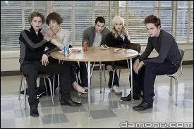 Quand Bella aperoit-elle la fraterie Cullen pour la premire fois ?