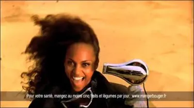 Dans quelle pub plusieurs filles sont-elles dans le dsert avec des doudounes ?