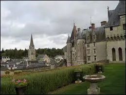 Je vais vous faire visiter la commune de Langeais ( Centre ). Elle se situe donc dans le dpartement ...