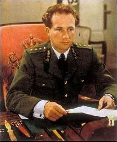 En exil pendant la guerre, son comportement pendant le conflit et son retour au pays pose la Question royale. Le jeu politique et les troubles (grves, attentats, etc. ) qui en dcoulent le contraignent  abdiquer en faveur de son fils. Quel roi est li  cette crise nationale ?