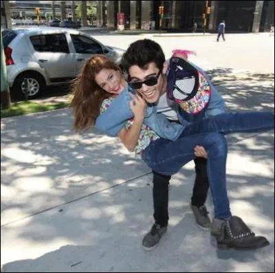 Quel est le premier garon qui tombe amoureux d'elle ?