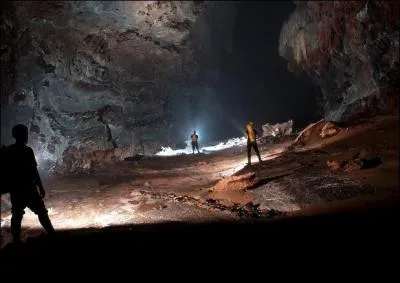 Combien de kilomtres de long fait la plus longue grotte du monde ?