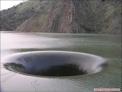 Dans quel pays chaque anne un concours de trous est organis ?