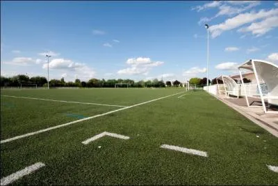 Dans quel pays se trouve le stade de football pouvant contenir le plus de personnes ?