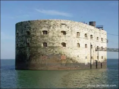  quelle distance approximativement de la France se trouve le Fort Boyard ?