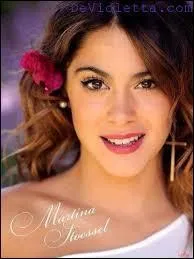 Les cheveux de Violetta sont ...