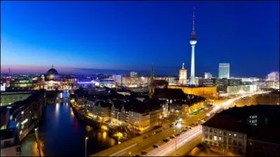 Si mon premier est un tang du sud de la France et que mon second est une plante  fleur bleue cultive pour ses fibres, quel est mon tout ?