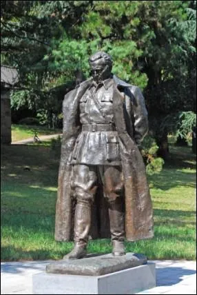 Si mon premier est le nom de naissance de Stendhal, que mon deuxime est plutt boulot et que mon troisime forme un couple, mon tout est la capitale de :