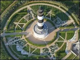 Si vous voulez admirer la vue magnifique qu'il y a quand vous tes en haut du phare (notamment l'ocan  mare haute ou basse et les jardins du phare), il va vous falloir gravir les [... ] marches ! Car le phare est haut de [... ] !