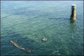 Avant de partir, je vous conseille d'admirer aussi la vue autour du phare,  terre, vous pourrez voir un rocher, clbre pour les vagues dvastatrices qui dferlent dessus, de nombreux navires ont coul par ici. A mare haute, on ne voit plus que sa balise qui surplombe l'ocan. Comment s'appelle ce rocher ?