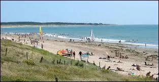 Quelle plage est renomme pour ses nombreuses et hautes vagues ?