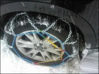 Que met-on sous les roues de la voiture pour ne pas glisser sur la neige et le verglas ?