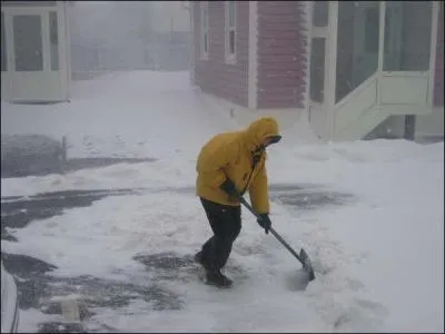 Qu'adorent faire certaines personnes devant leur maison quand il neige, et qui permet aux passants innocents, quand il regle par-dessus , de se pendre de bonnes vautres ?