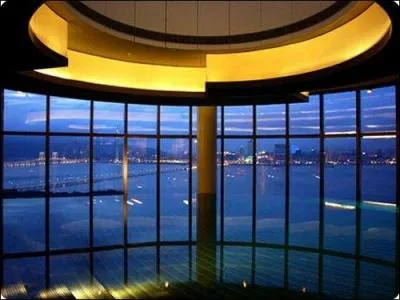 Quelle ville voit-on depuis cette piscine ?