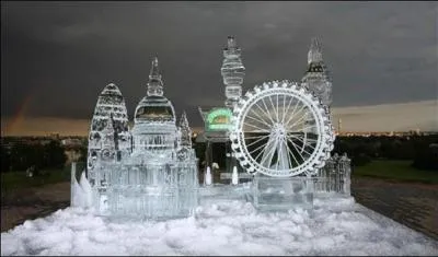 Que voit-on derrire la statue ?