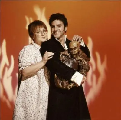 Les filles comme a, rbarbatives, c'est souvent des affaires au plumard... Tu vois moi, son air dsagrable, a m'excite.