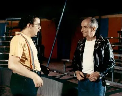 Un robe vermeille, un peu violette. C'est un Bordeaux, un grand Bordeaux. Un peu de pourriture noble en suspension... Les impurets descendent lentement. Ce vin a 23 ans, c'est un 53, une trs grande anne ! .