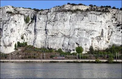 Sur quel fleuve est le dfil de Donzre ?