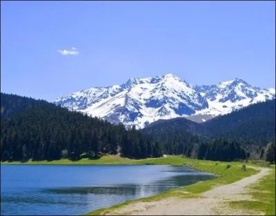 Le col d'Aspin, bien des fois escalad par les coureurs du Tour de France se situe prs du lac de :