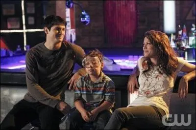 Dans la saison 7, qui fait une bataille de tomates ?