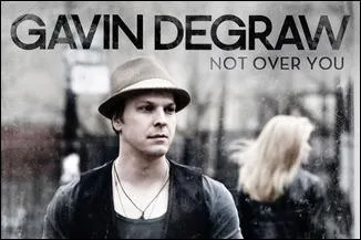 Dans la saison 9, quel chanteur vient chanter au tric ?