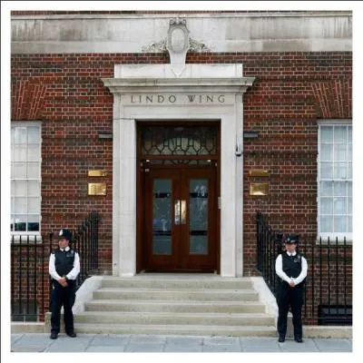 Par quelle personnalit politique aurait d tre authentifie la naissance royale, selon la coutume ?