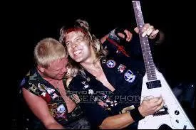 Du rpertoire de quel groupe le titre  Demon's Night  est-il tir ?