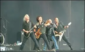 Si je vous dis  Eat Me Alive , le groupe  l'origine de ce morceau se nomme :