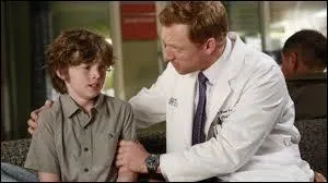 Dans la saison 9, comment s'appelle le petit garon avec qui Owen a sympathis au point de peut-tre vouloir l'adopter ?