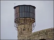 A quoi sert la tour, qui est situe au sommet du fort ?