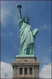De quelle couleur est la statue de la Libert  New York ?