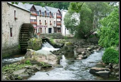 Quelle est la ville bretonne qui tient sa renomme de Gauguin et de ses galettes ?