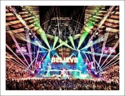 Comment s'appelle sa tourne 2013 ?