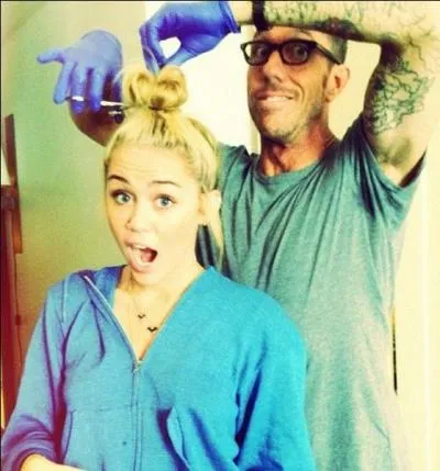 Quand a-t-elle coup ses cheveux ?