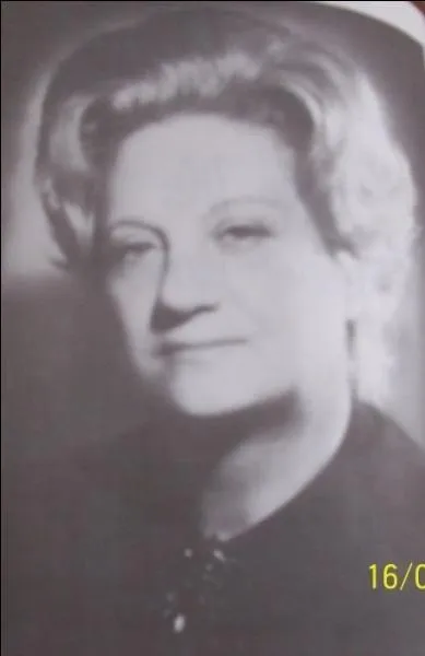 Qui est cette personne dans l'entourage de Claude Franois ?