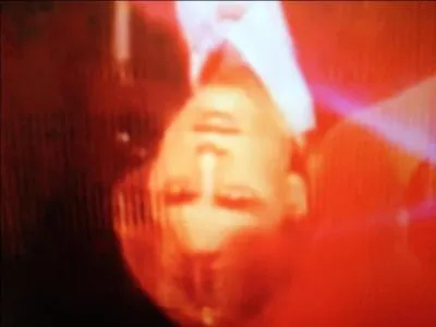 Qui est cette personne dans l'entourage de Claude Franois ?