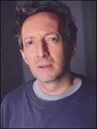 Comment s'appelle le rceptionniste de l'Htel du Louvre ?