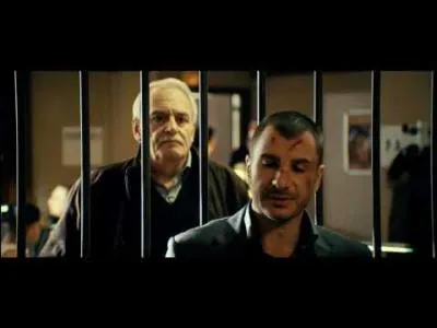 Avec qui Sam compare-t-il son pre lorsqu'il est en garde  vue ?