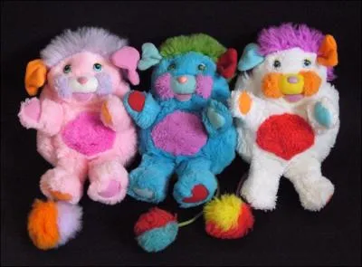 Quel est le nom des peluches de la photo ?