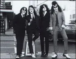 Quel groupe est l'auteur du morceau  Love Gun  ?