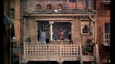 Laquelle de ces  miss  observe avec des jumelles par Jeff Jefferies dans  Fentre sur cour  s'exerce  la danse ?